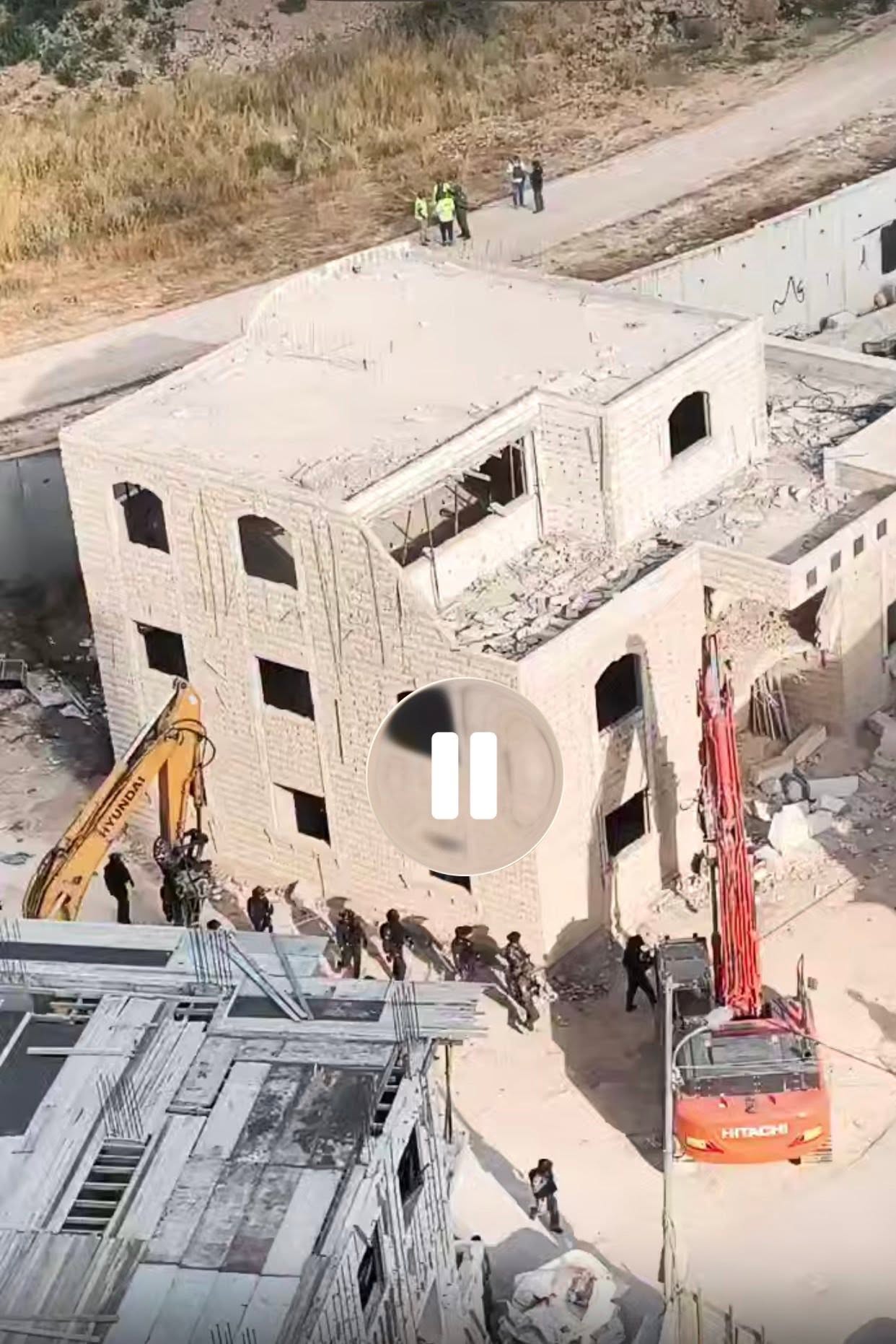 الاحتلال ينفذ عمليات هدم ل3 منازل وبناية سكنية ومغسلة في بلدتي الخضر وكفر عقب